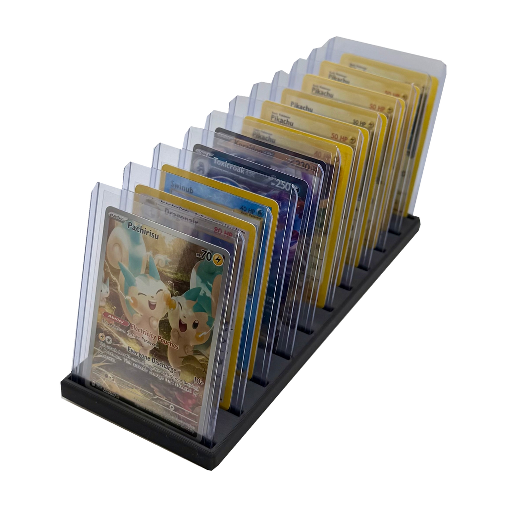 Displayställ till kort i toploaders – svart ställ visat med flera kort i korthållare.
