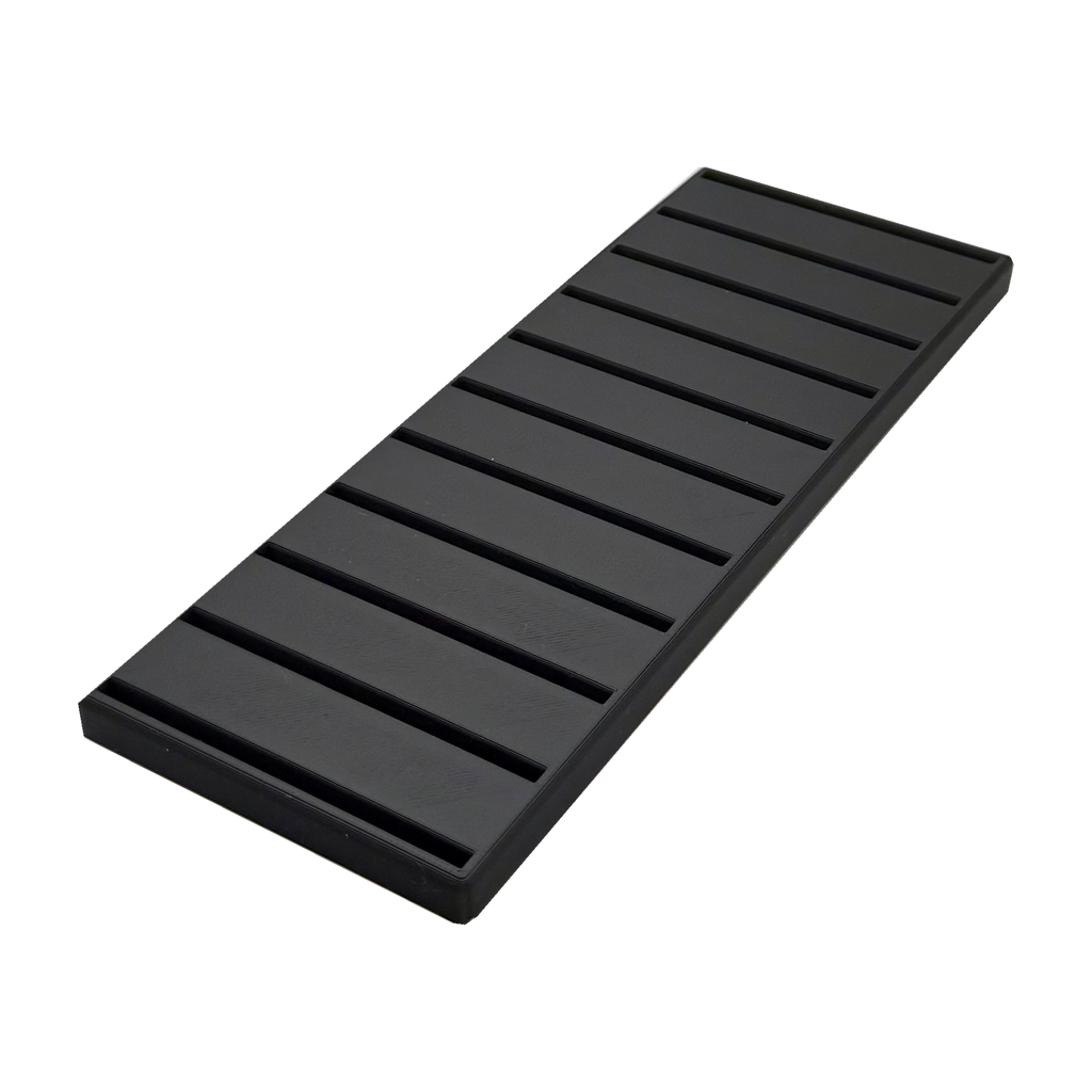 Displayställ till kort i toploaders – tomt svart ställ med parallella skåror.