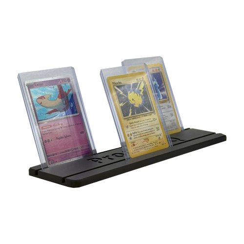Toploader showcase-ställ – svart ställ visat med kort i genomskinliga korthållare.